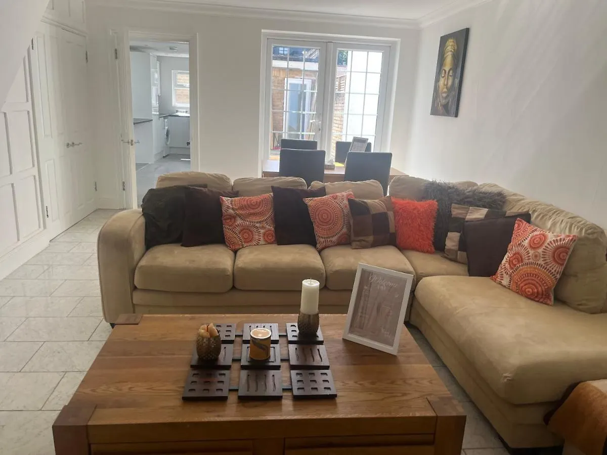 City Reach Retreat Spacious 4Bed House Startford Maryland Great Transport Links London