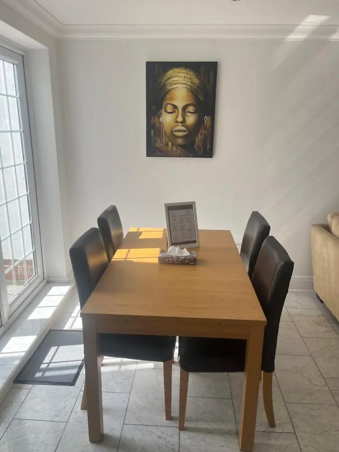 Holiday home City Reach Retreat Spacious 4Bed House Startford Maryland Great Transport Links London