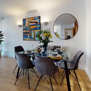 Docklands Riverside Superior 3 Bedroom Apartment By Delta Accomodation , London United Kingdom
