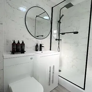 Stunning In Beckton With Private Entrance Holiday home